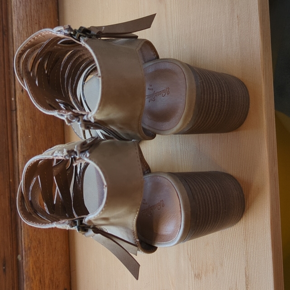 Open Toe Block Heels - Picture 4 of 8